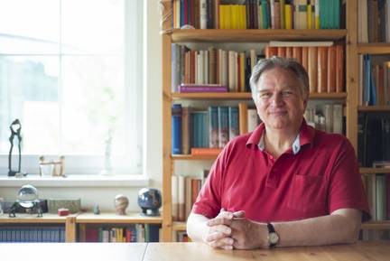 Dipl. agr. Ing. Konstantin M. Schott an seinem Schreibtisch